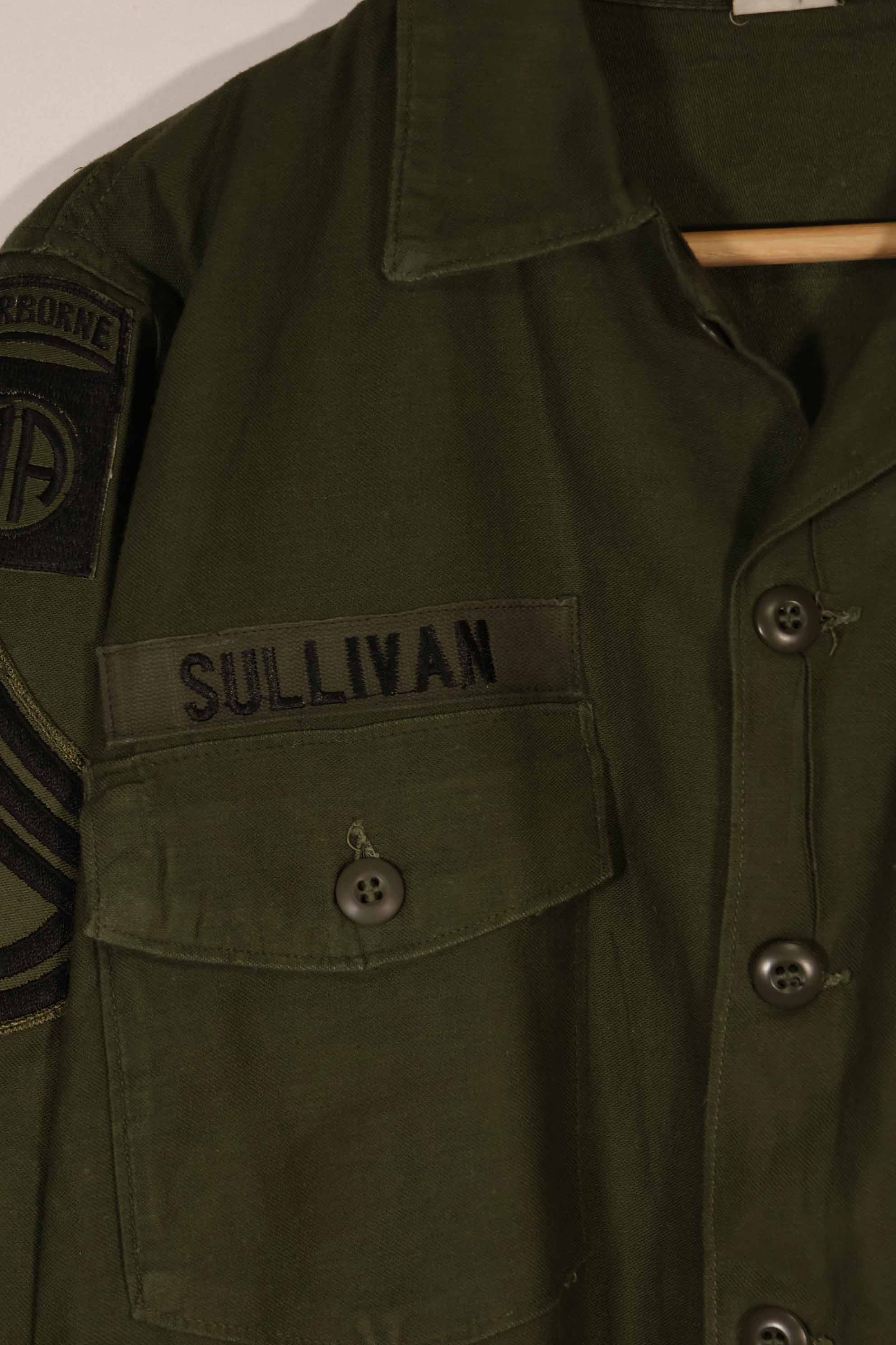 実物 1970年製 OG-107 ユーティリティシャツ 陸軍空挺徽章付き 中古品