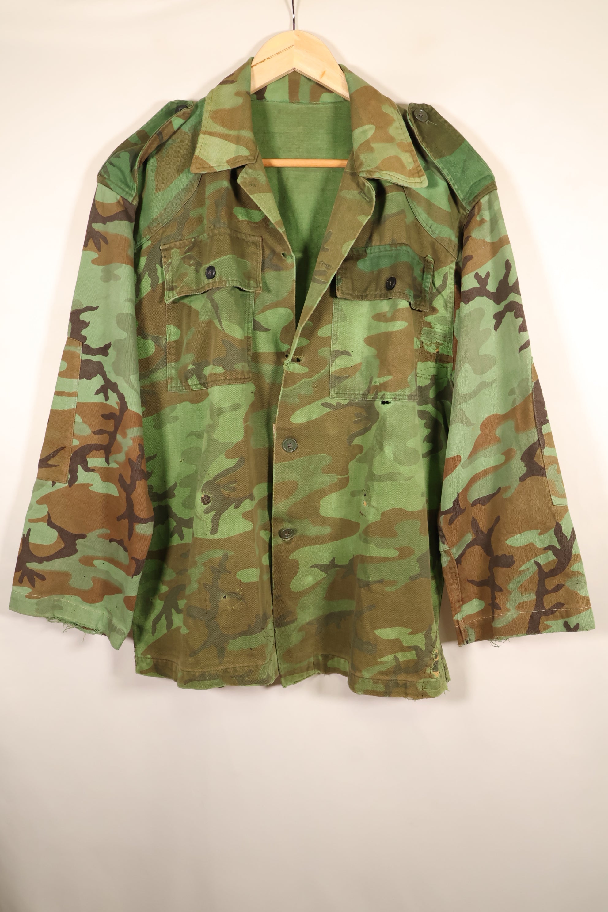 1970年代前半　大きめサイズ　ARVN　南ベトナム空挺師団　リーフ迷彩　シャツ　補修あり　中古品