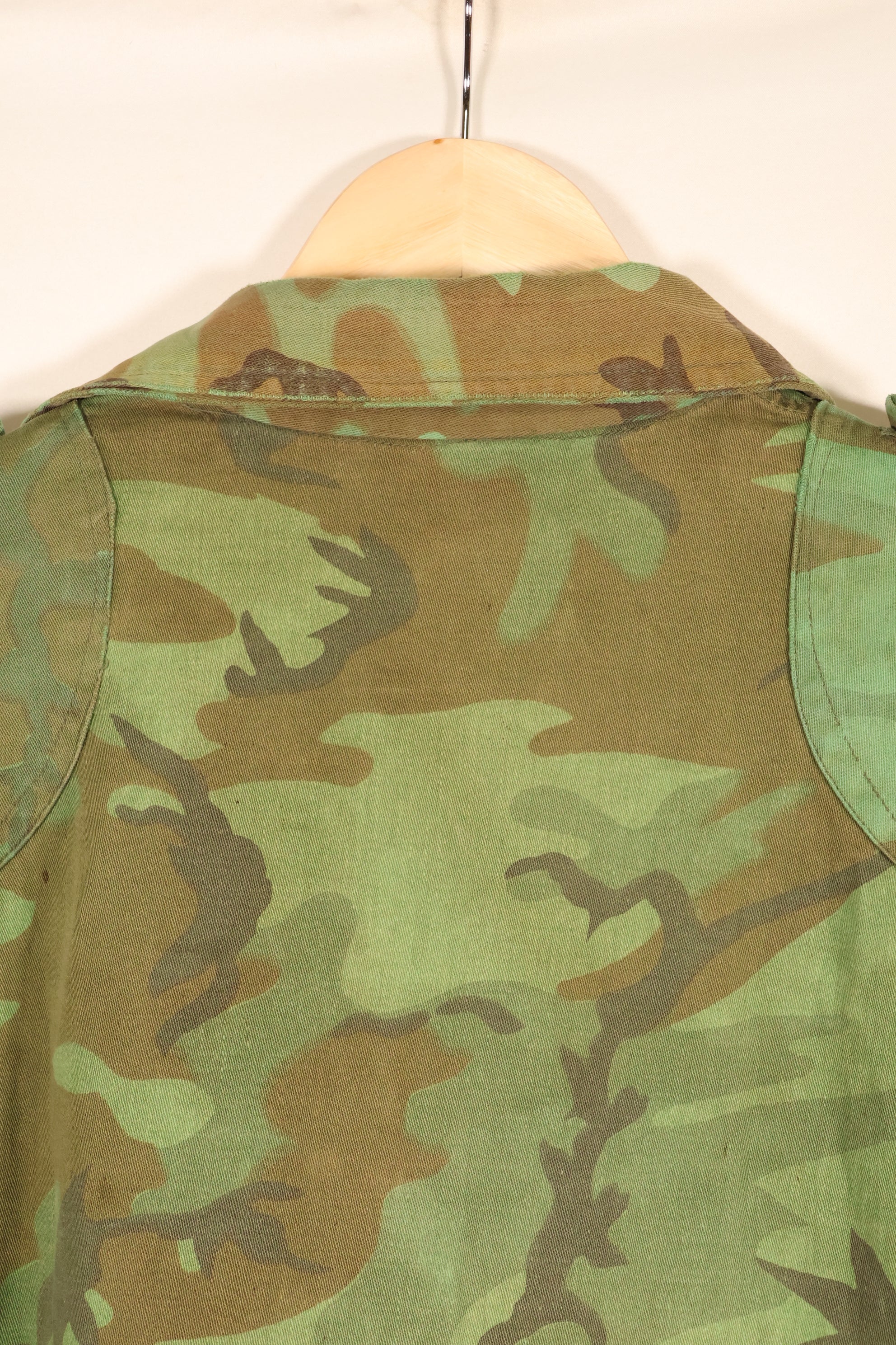 1970年代前半　大きめサイズ　ARVN　南ベトナム空挺師団　リーフ迷彩　シャツ　補修あり　中古品