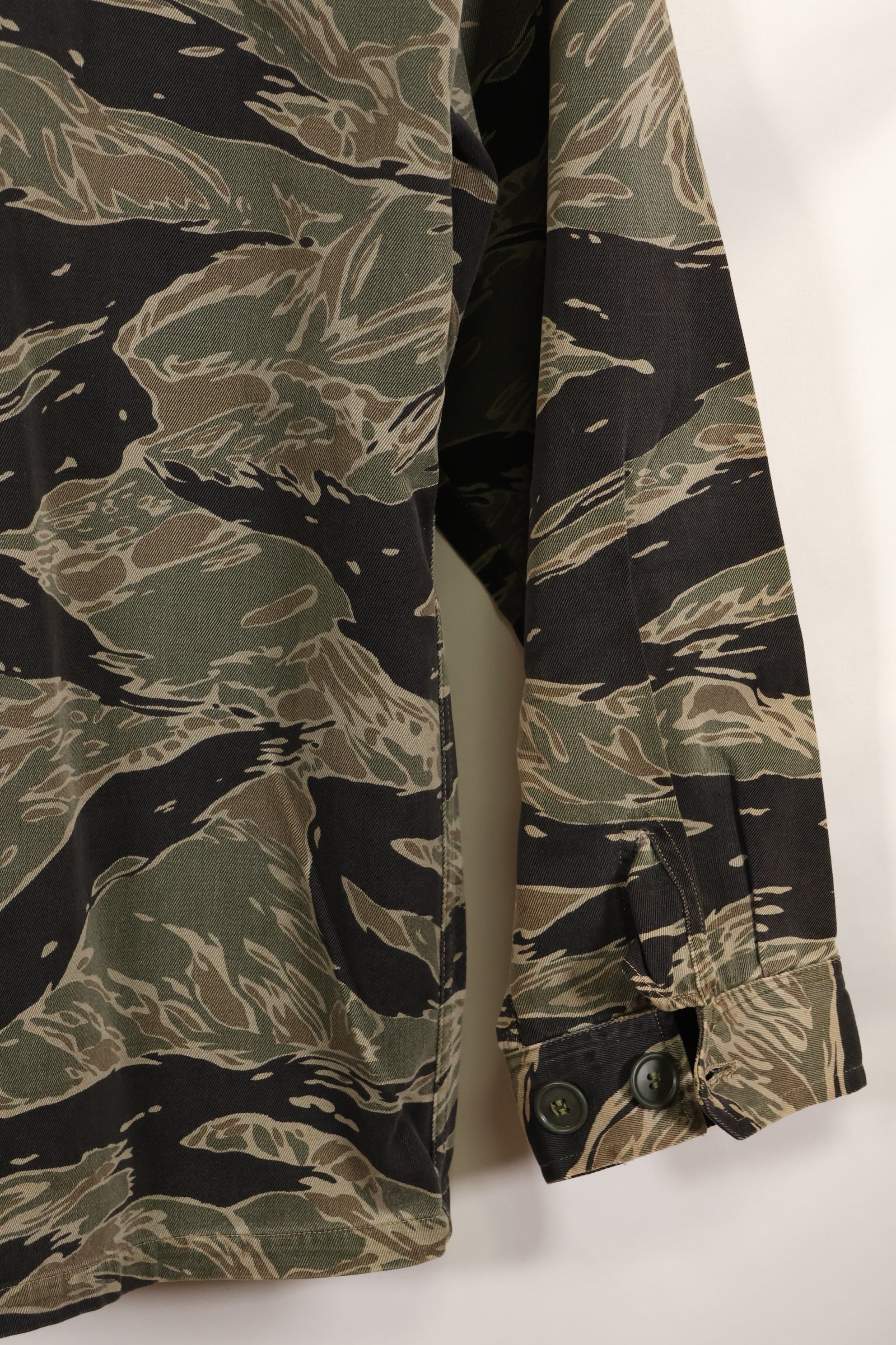 実物　シルバータイガーストライプ　Asian Cut A-Lサイズ　シャツ　Used　状態良い