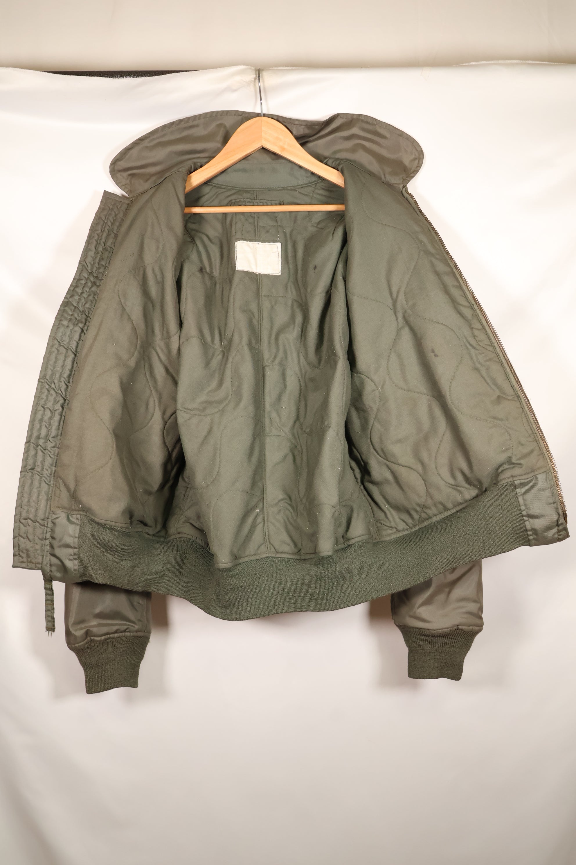 1970年代後半頃　推定MEDIUM　アメリカ海軍　CWU-45P フライトジャケット　インターメディエイト　中古品