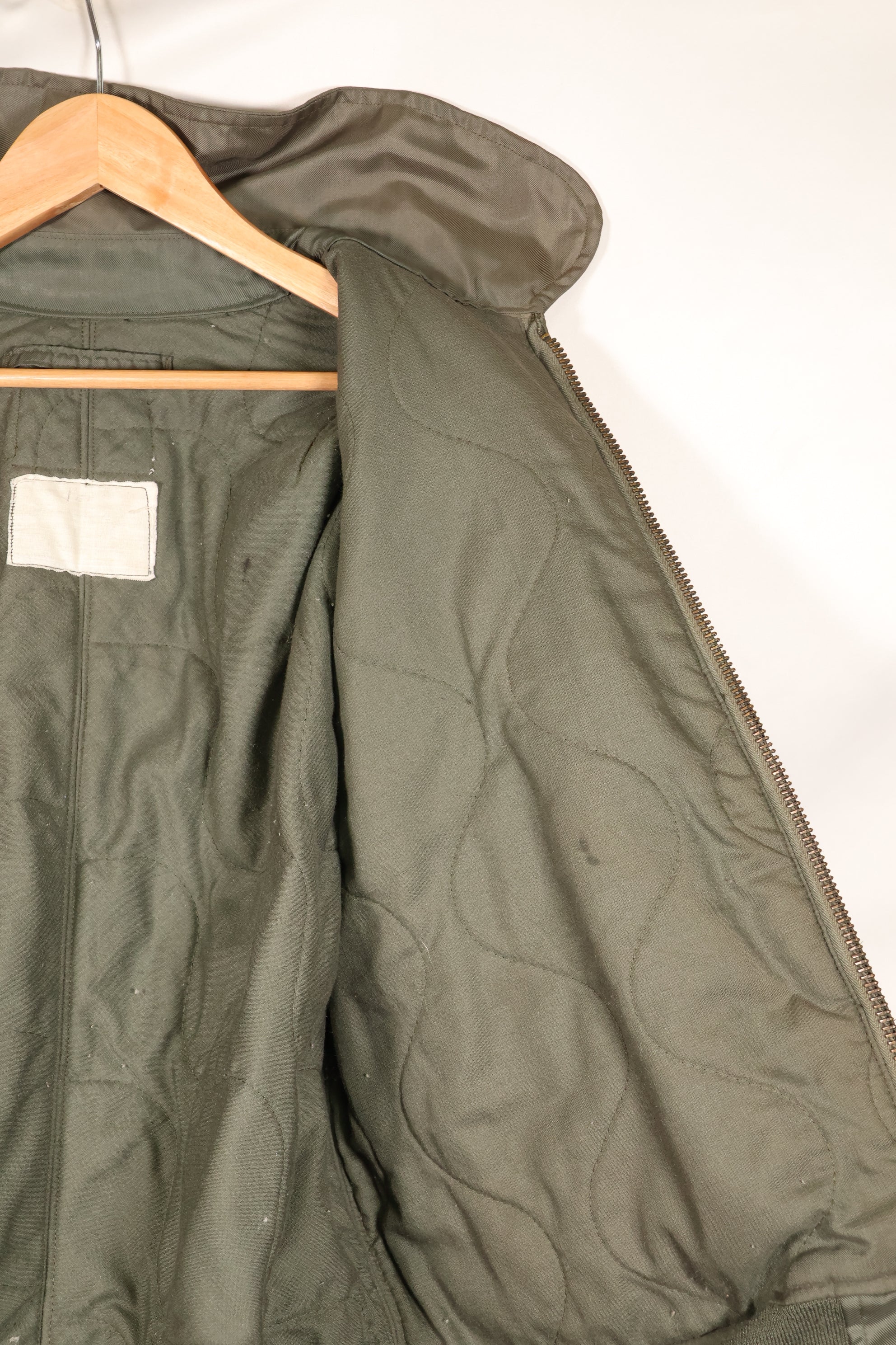 1970年代後半頃　推定MEDIUM　アメリカ海軍　CWU-45P フライトジャケット　インターメディエイト　中古品