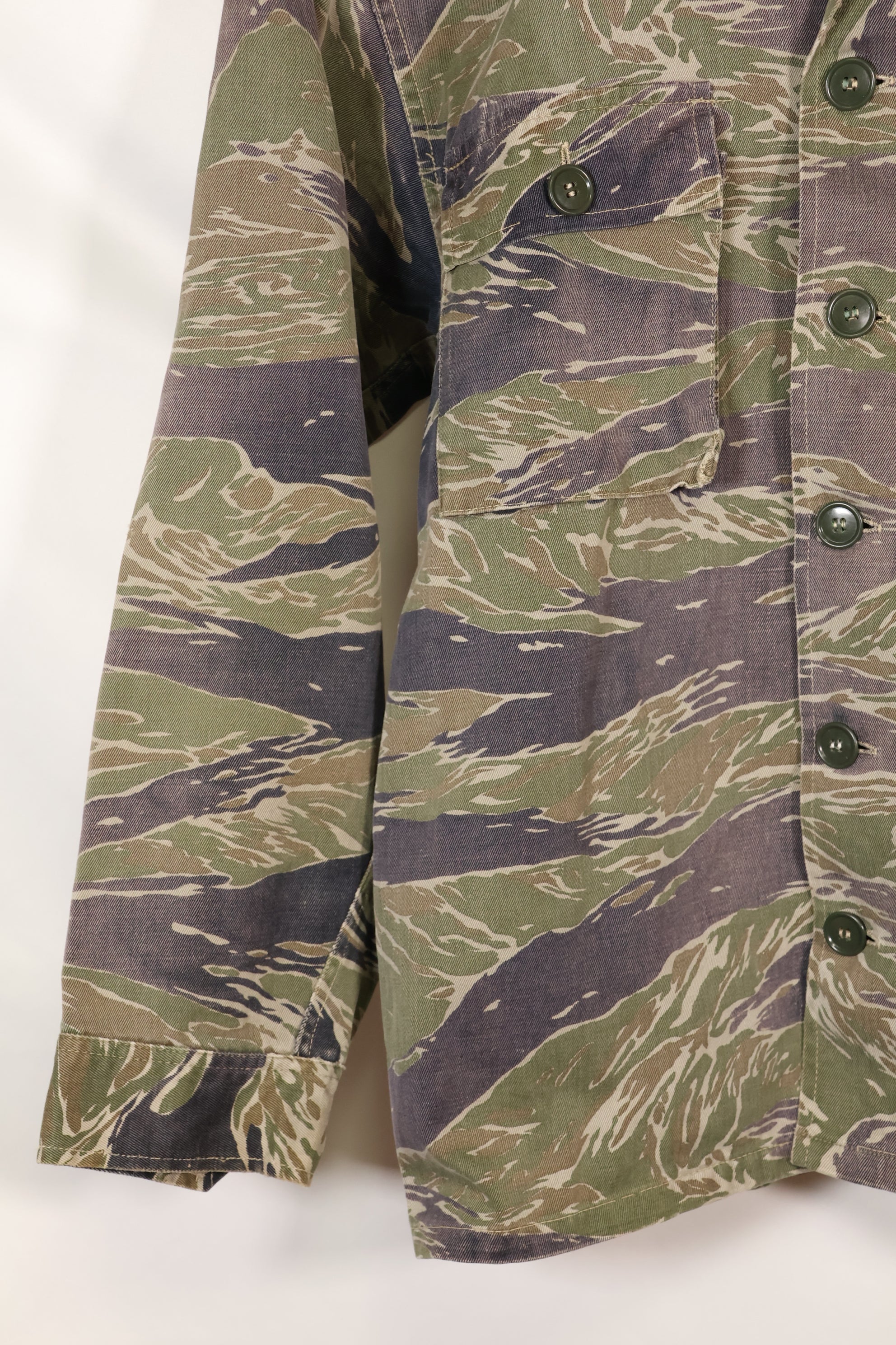 1960年代中頃　日本製　シルバータイガー　Asian Cut シャツ　退色強い　タイガーストライプ　中古品