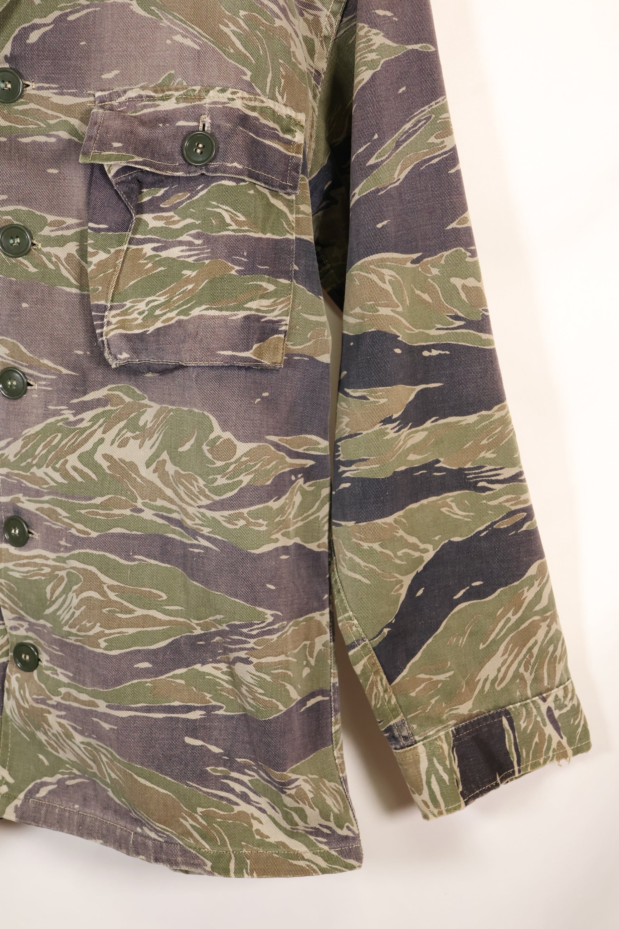 1960年代中頃　日本製　シルバータイガー　Asian Cut シャツ　退色強い　タイガーストライプ　中古品