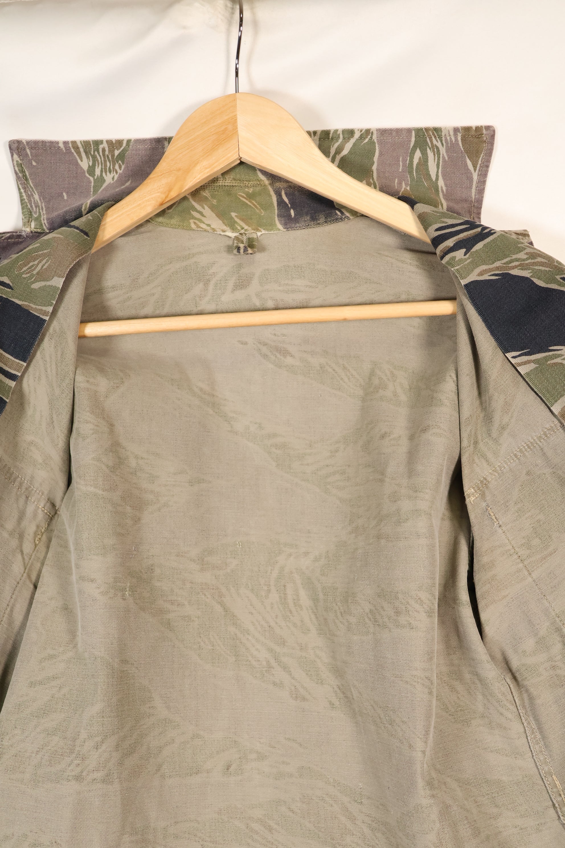 1960年代中頃　日本製　シルバータイガー　Asian Cut シャツ　退色強い　タイガーストライプ　中古品