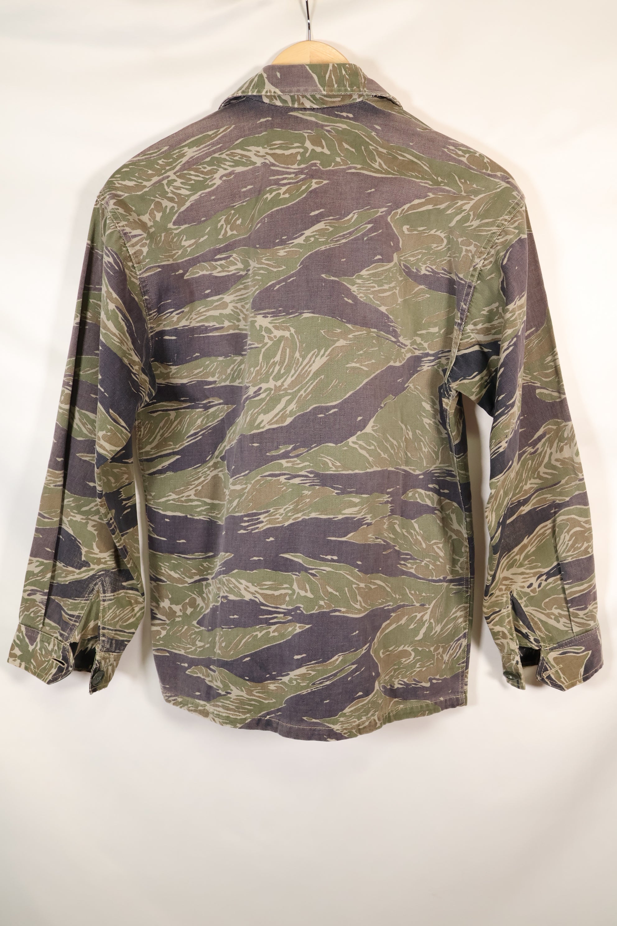 1960年代中頃　日本製　シルバータイガー　Asian Cut シャツ　退色強い　タイガーストライプ　中古品