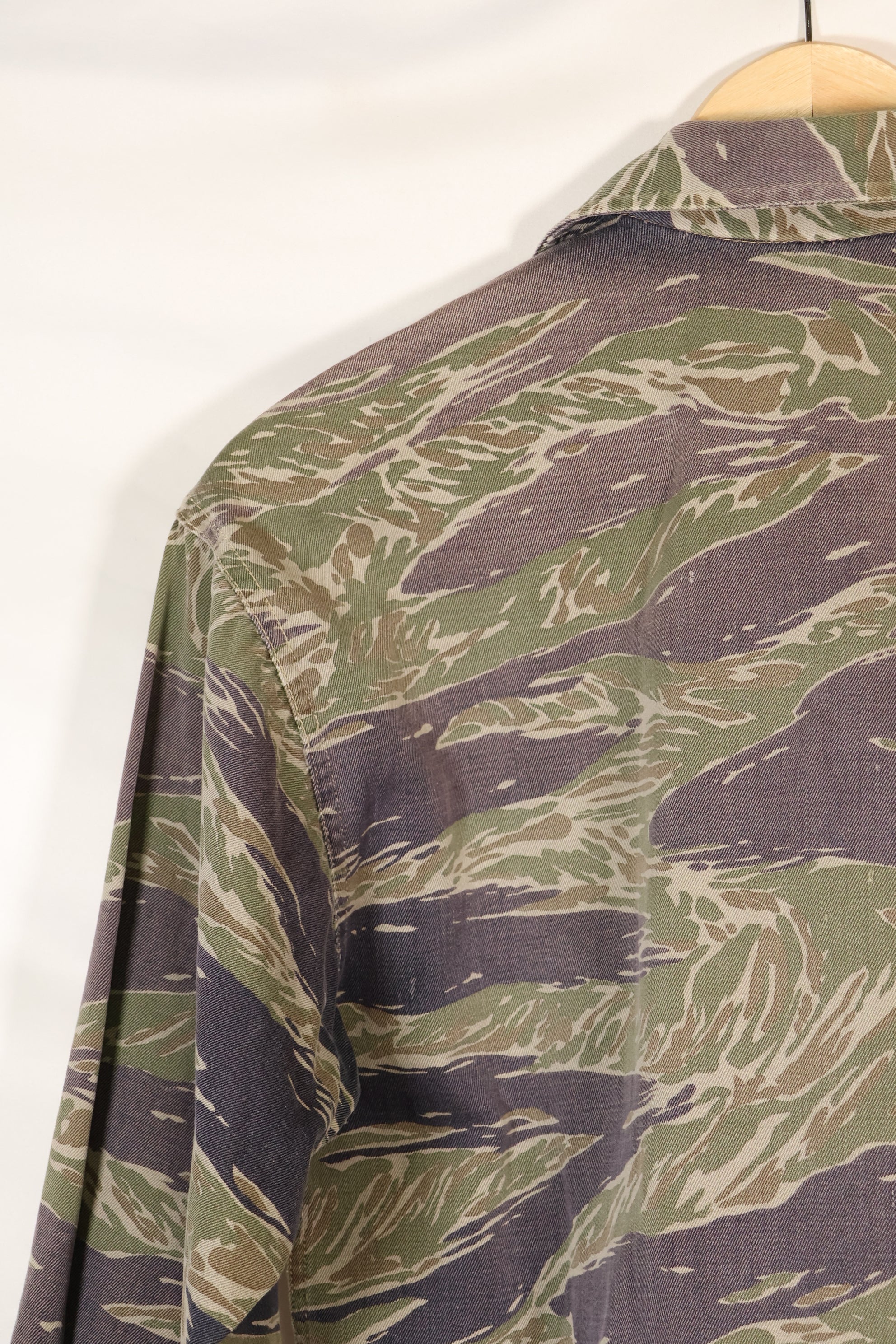 1960年代中頃　日本製　シルバータイガー　Asian Cut シャツ　退色強い　タイガーストライプ　中古品