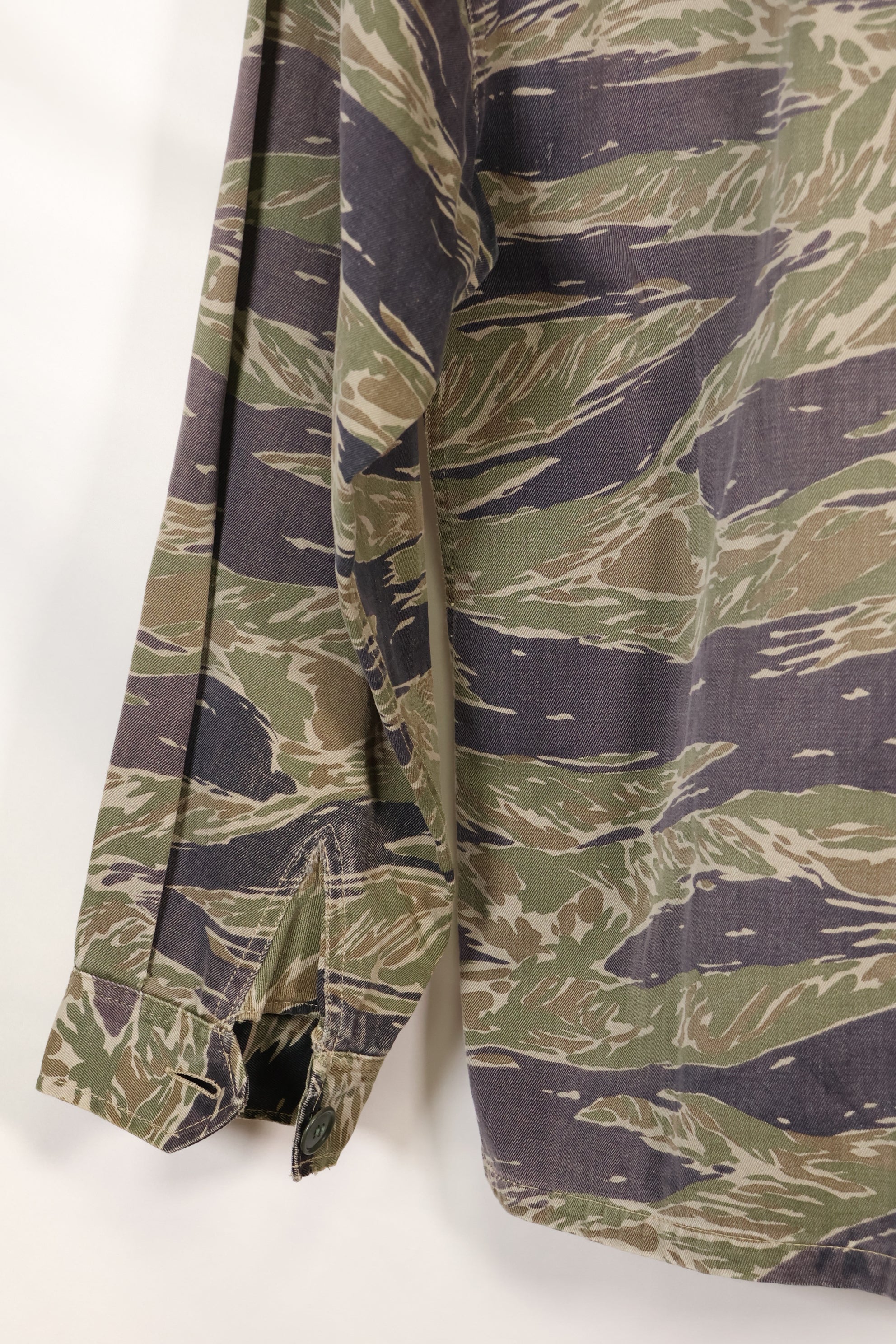 1960年代中頃　日本製　シルバータイガー　Asian Cut シャツ　退色強い　タイガーストライプ　中古品