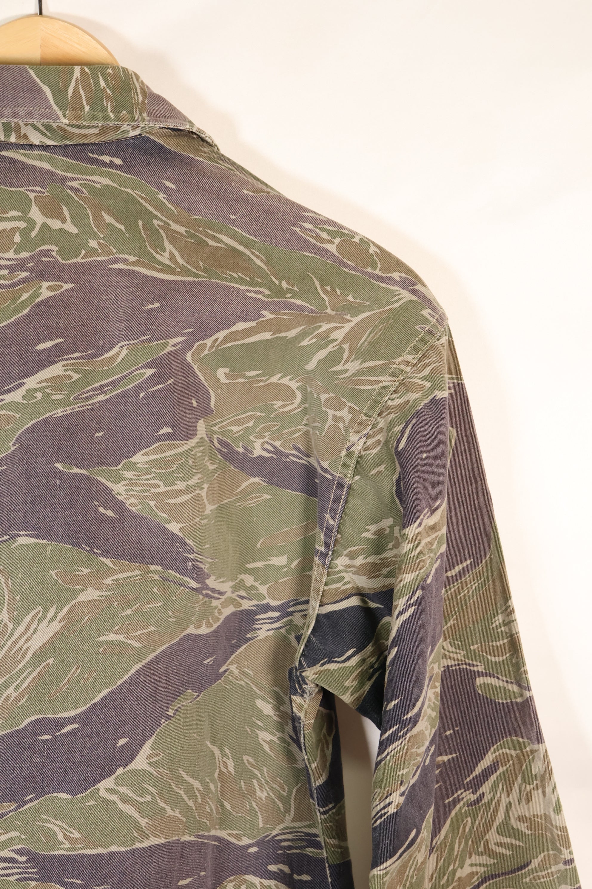 1960年代中頃　日本製　シルバータイガー　Asian Cut シャツ　退色強い　タイガーストライプ　中古品