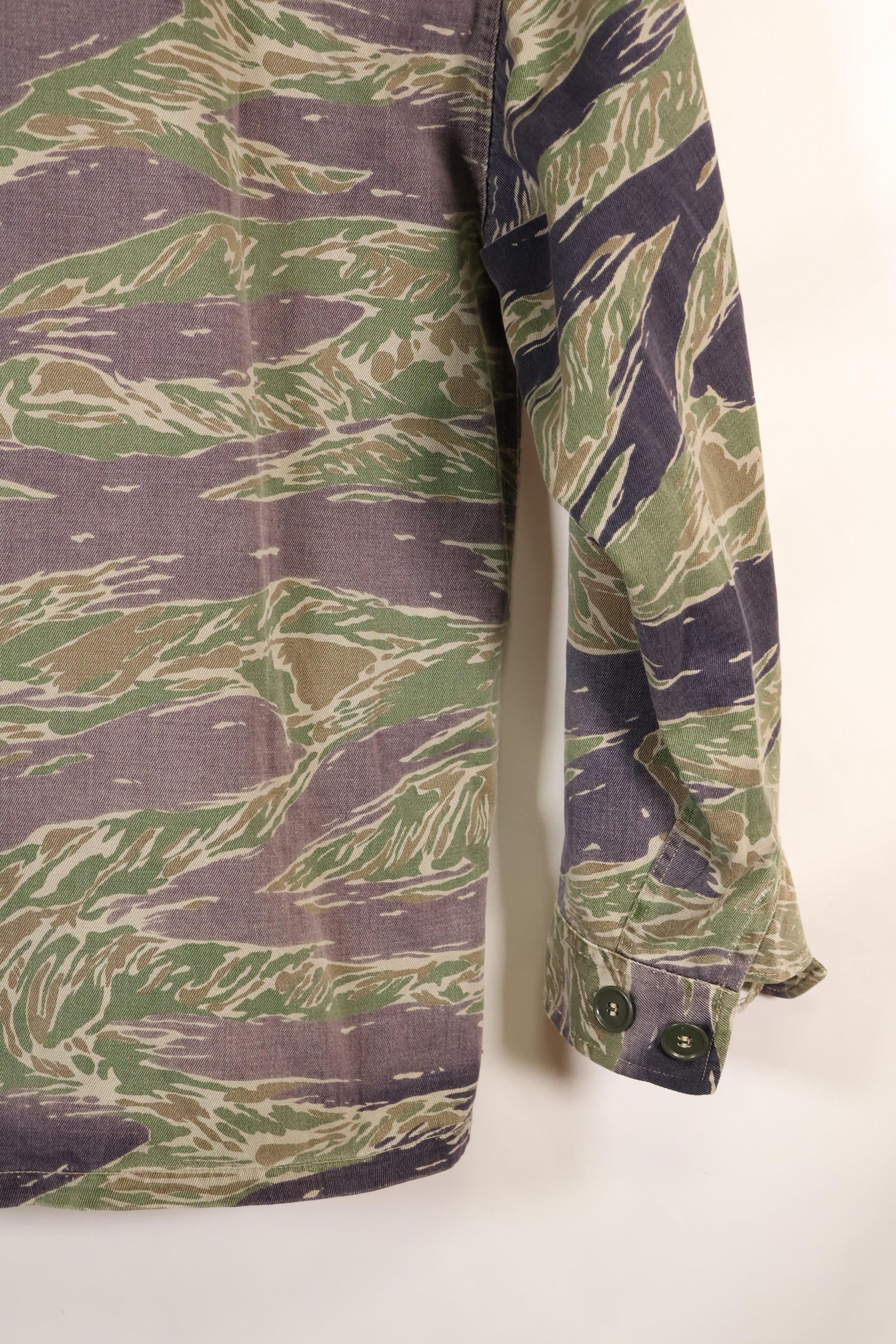 1960年代半　A-L　日本製　シルバータイガー　Asianカット　シャツ　退色あり　中古品